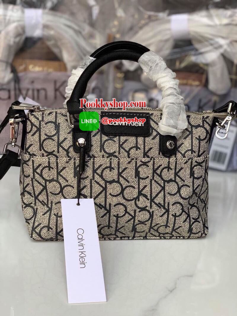 New arrival !!! Calvin Klein Crossbody Bag กระเป๋าถือหรือสะพายรุ่นยอดนิยม วัสดุ PVC คุณภาพดี น้ำหนักเบา ตัวกระเป๋าออกแบบลาย CK ทั้งใบ ด้านหน้าประดับด้วยโลโก้แบรนด์สุดหรู เปิด-ปิดกระเป๋าด้วยซิปสะดวกใช้ ด้านในโล่งกว้างมีช่องซิปและช่องเล็กสำหรับใส่ของ ใส่กระ