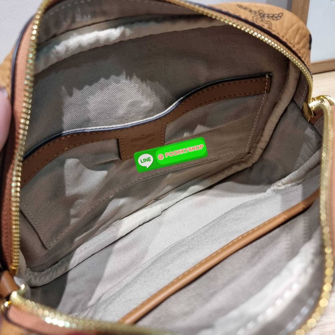 MCM KLASSIK CROSSBODY IN GEO LAUREL คอลเลคชั่นใหม่ที่เพิ่มความสไตลิชให้กับกระเป๋า ด้วยโลโก้จีโอลอเรล โดดเด่นสวยคม กระเป๋าสะพายข้างทรงคลาสสิค ขายดี วัสดุหนังแคนวาสคุณภาพ มีช่องหลัก 2 ช่อง เปิด-ปิดด้วยซิป ด้านหลังมีช่องย่อยอีกหนึ่ง ภายในโล่งกว้าง ใส่กระเป๋า