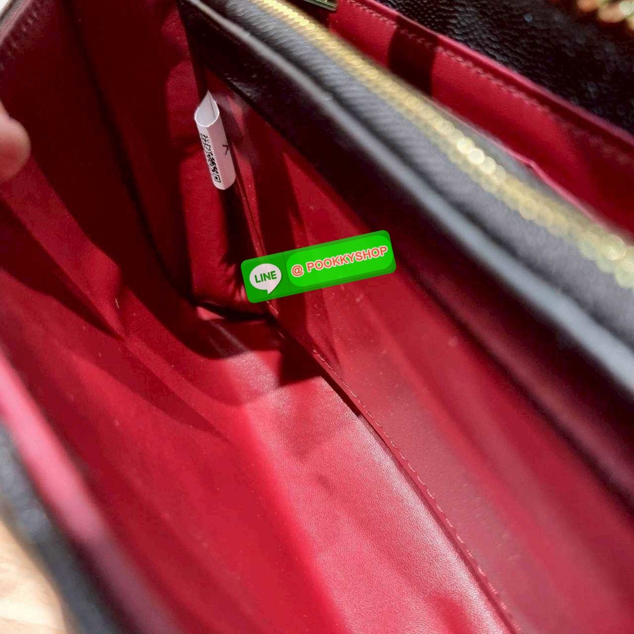 🔆 Model YSL clutch bag with chain ไม่เคยผิดหวังจริงๆ!! กับรุ่นที่สาวๆรู้กัน กระเป๋าสะพายพรีเมี่ยมกิ๊ฟ จากเคาน์เตอร์ vip dutyfree ทรง woc สุดฮอต ดีไซน์เรียบหรู โดดเด่นด้วยโลโก้ด้านหน้า เพิ่มดีเทลความผู้ดี ใช้งานง่ายเพียงแค่เปิด-ปิดด้วยกระดุมแม่เหล็