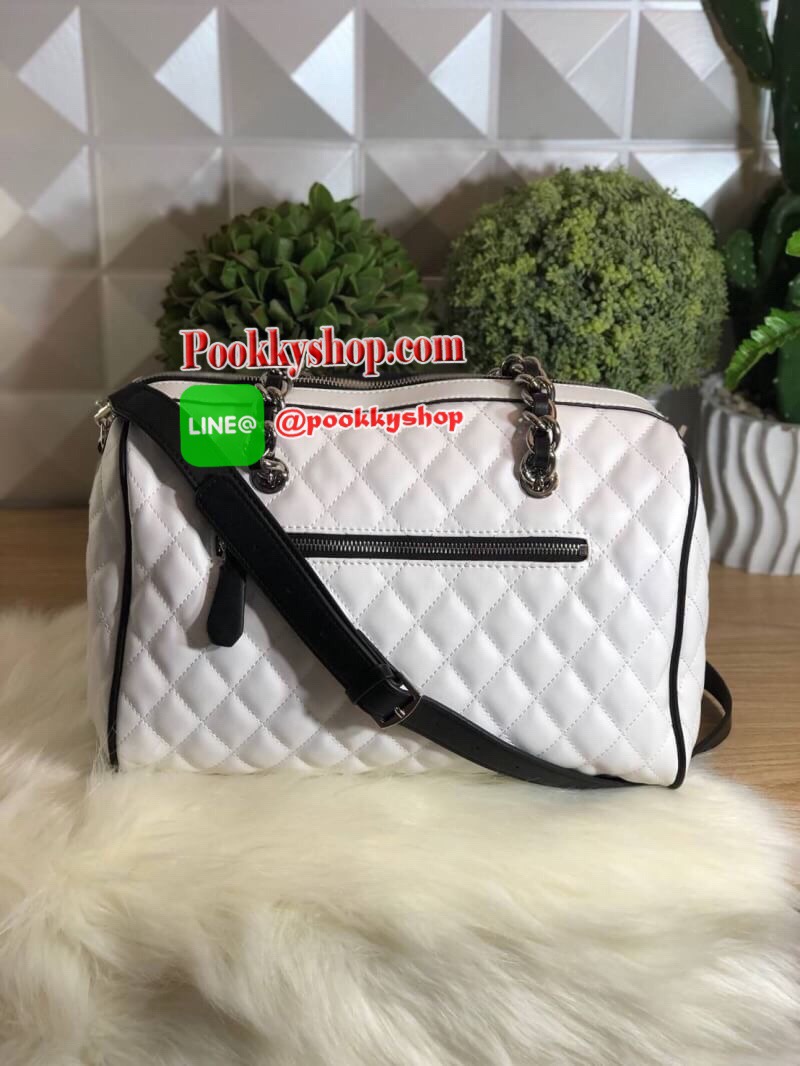 GUESS Sweet Candy Large Satchel กระเป๋าสะพายทรง Bowling รุ่นใหม่ล่าสุดจาก GUESS FACTORY หนังนิ่มลายตารางสวยอยู่ทรงใบใหญ่กำลังดี ด้านหน้าประดับโลโก้หูหิ้วโซ่ร้อยหนังสะพายไหล่ได้เเข็งแรงรับน้ำหนักได้เยอะ เปิดปิดด้วยซิปสะดวกใช้ มีหมุดรองฐานกันรอย ภายในมีช่อง