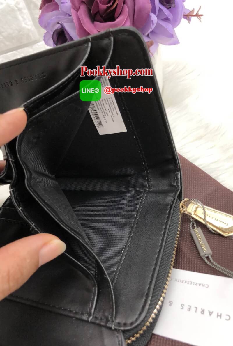 New!!! CHARLES & KEITH SMALL ENVELLOPE WALLET BAG สีออกใหม่ปี 2018 โลโก้ อะไหล่ทองค่ะ!!! พร้อมส่งสินค้าเข้าใหม่ค่ะ!!! กระเป๋าสตางค์ใบสั้น ขนาดกำลังดี หนังเรียบ ด้านหน้าปั้มโลโก้แบรนด์ เปิดปิดช่องหลักแบบแม่เหล็ก ด้านในมีช่องใส่บัตรได้ถึง15 ช่อง เยอะมากค่า