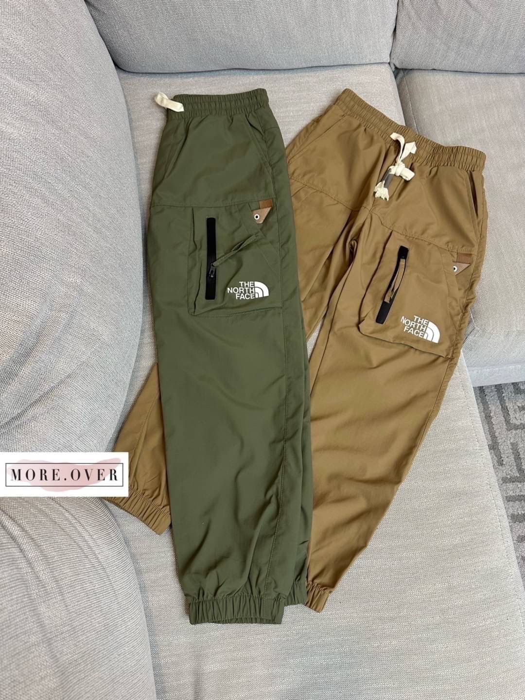 รุ่นใหม่ล่าสุดชนช็อปเลยจ้า กางเกงขายาวเนื้อผ้าร่มปลายขาจั้ม THE NORTH FACH ลุคสป็อตเท่ๆค่ะ เนื้อผ้าอย่างดี คุณภาพการันตี มีป้าย tag แบรนด์