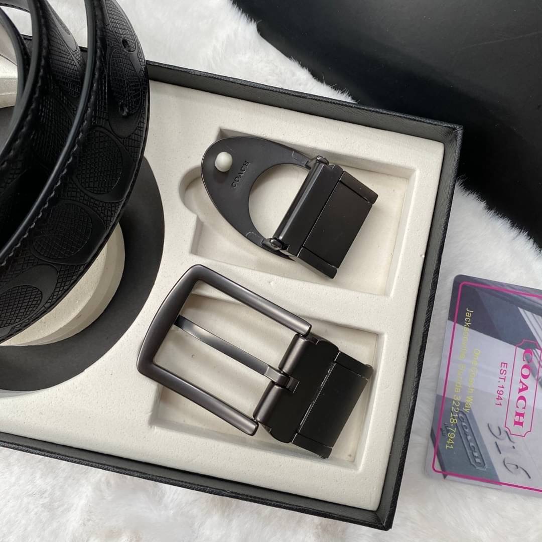 Set เข็มขัด coach 2 หัว ใส่แบบเจาะรูเข็มขัด สายลายC นูนสลับกับด้านเรียบ สลับใช้ได้ 2 ด้าน ทั้งยังสามารถเจาะรูเพิ่มได้ รุ่นนี้มาพร้อมป้ายแท็กแบรนด์ หัวเข็มขัดใส่ได้ง่าย ถอดได้ไม่ยาก ซื้อเป็นของขวัญของฝาก ดูดีมากๆเลยนะคะ