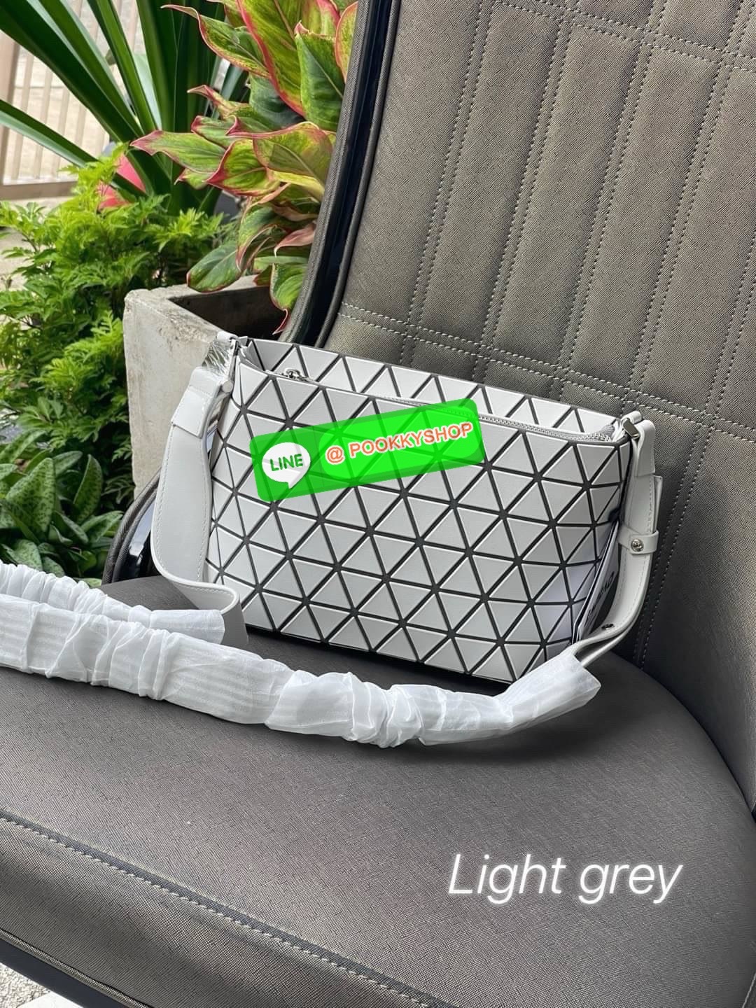 💕 BAO BAO ISSEY MIYAKE Crystal Shoulder Bag งานดีไซน์ที่ดูเรียบง่ายทั้งรูปแบบการใช้งาน มีช่องเปิดปิดแบบซิปเพื่อให้คุณพกพาของมีค่าได้อย่างสบายใจป้องกันสิ่งของตกหล่น ทั้งตัวเพลตสามเหลี่ยมและสายกระเป๋าหนัง สวยแบบคูลๆ ทั้งยังดูแลรักษาง่าย น้ำหนักเบา เ