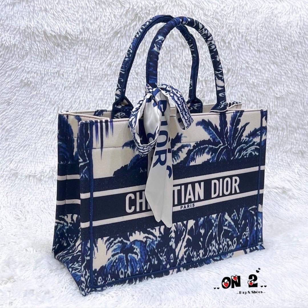 Dior Christian dior book tote งานสวยงานฮอต เป็นทรงที่ใช้ได้เรื่อยๆค่ะ รุ่นนี้ฮิตตลอดกาลสาวๆควรมีติดไว้ งานสวยขนาดกำลังดีใส่ได้เยอะจุใจ