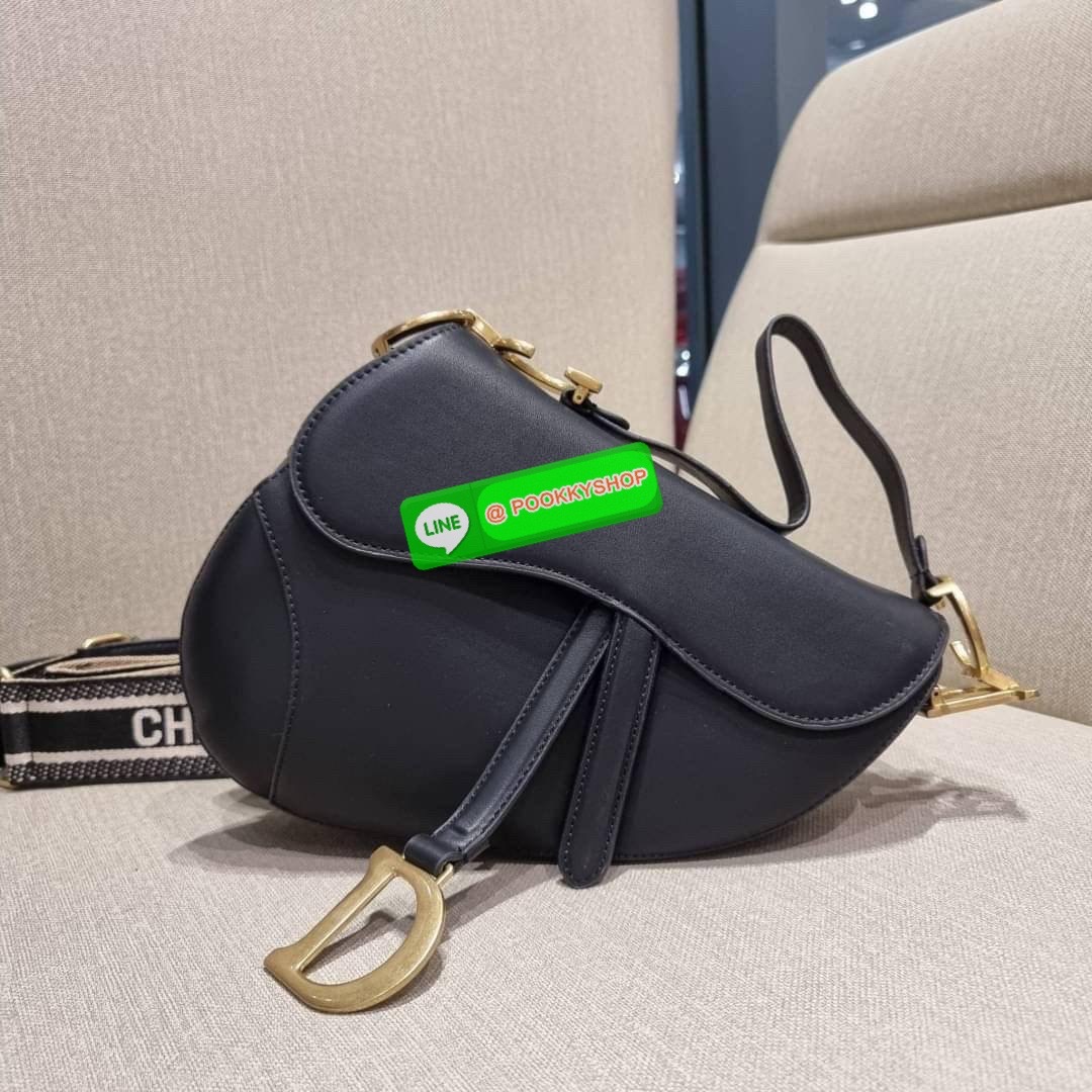 CD SADDLE BAG CALFSKIN กระเป๋าสะพายข้างพรีเมี่ยมกิ๊ฟ ทรงสวยไม่ซ้ำใคร กิมมิคในตัว ดูแพง ไซส์ใหญ่ ดีไซน์ย้อนยุค เป็นเอกลักษณ์สวยทุกแบบ เปิด-ปิดด้วยกระดุมแม่เหล็กซ่อน ใช้งานง่ายมากๆ ภายในเป็นช่องโล่ง มีช่องซิป วัสดุหนังลูกวัวฟอกสี ใส่ของสำคัญได้เลย หมดห่วง ม