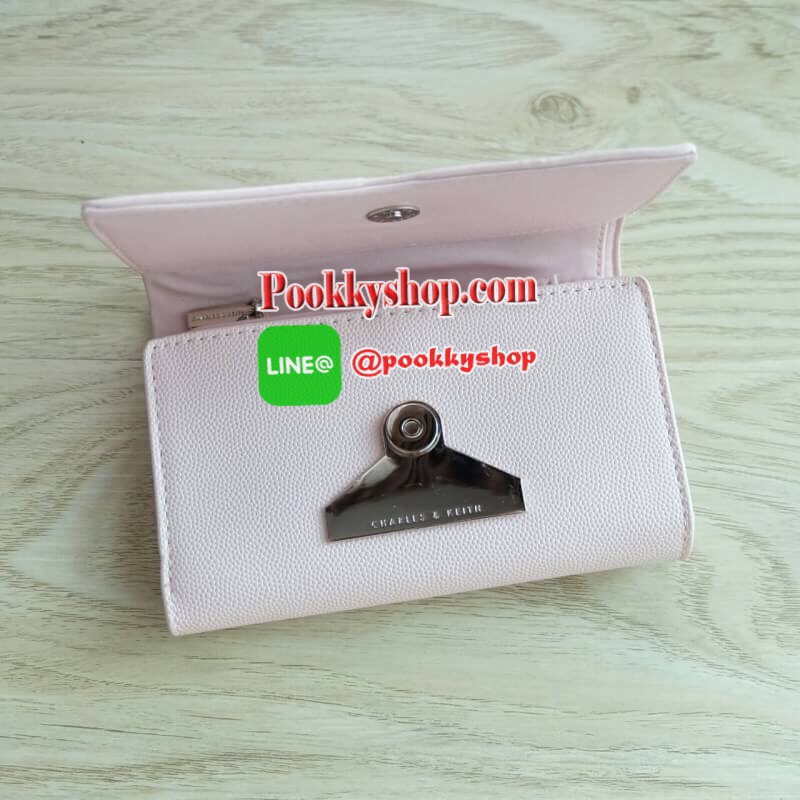New!! Charles & Keith Front Flap Detail Wallet ด้านหน้าแต่งโลหะเหล็ก ปั๊มโลโก้แบรนด์ เปิด - ปิดด้วยกระดุมแม่เหล็ก ด้านในมีช่องใส่บัตร ช่องใส่รูป ช่องใส่ธนบัตร 2 ช่อง และช่องซิปใส่เหรียญ