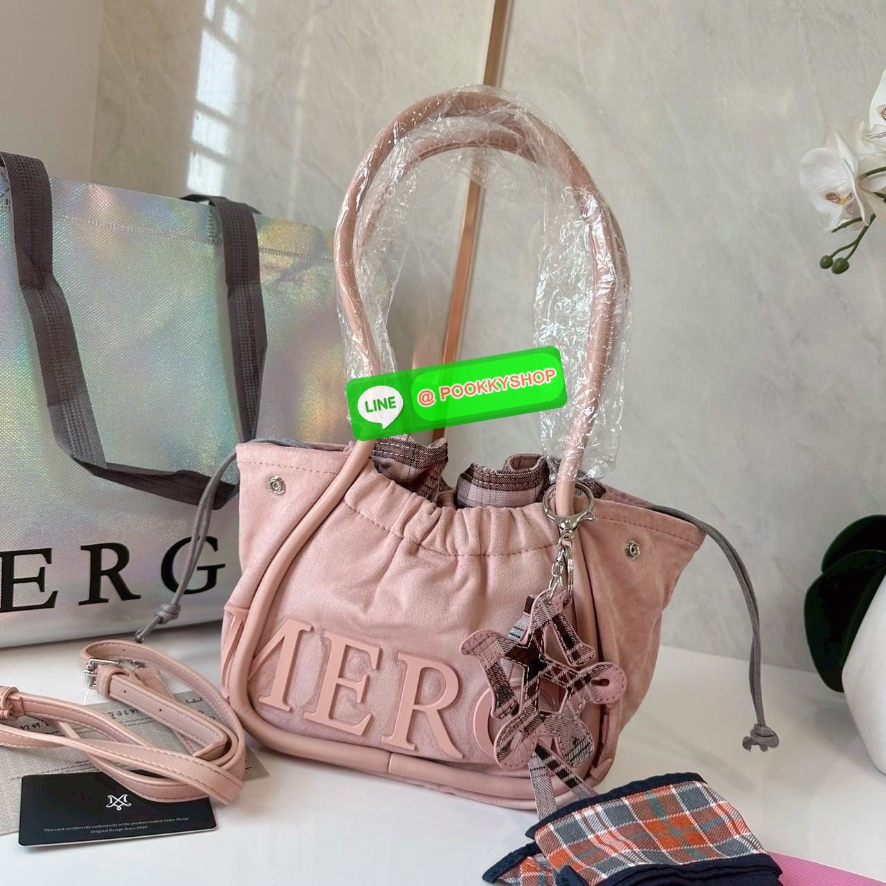 A Day Bag Mini’ in suede กระเป๋าหนังกลับเนื้อเนียน สายเกาหวานปนเท่ MERGE คอลเลกชันพิเศษ ดีไซน์เก๋พร้อมพวงกุญแจลายพิเศษ เข้าเซ็ตสุดคุ้ม!ใบเล็กสามารถ พกพาง่าย น้ำหนักเบา กระเป๋าหูรูดด้านใน ผลิตจากผ้าลายสก็อต ตัวกระเป๋ามี Snap ด้านข้าง ที่สามารถพับปีกกระเป๋า