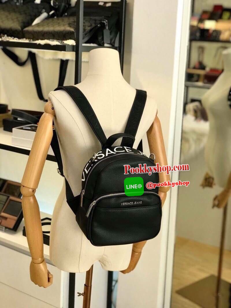 VERSACE JEANS BACKPACK BAG (VJ) กระเป๋าสะพายเป้จากแบรนด์ดัง วัสดุ PU คุณภาพดี นิ่ม ด้านในโล่งกว้าง มีช่องซิปหนึ่งช่อง ช่องเล็กใส่ของแยกเป็นสัดส่วน ด้านหน้ามีช่องซิปและช่องใส่มือถืออีกหนึ่งช่อง ซับในลายแบรนด์ รุ่นนี้สามารถสะพายได้ถึง2แบบ ราคาสุดคุ้มค่ะห้าม