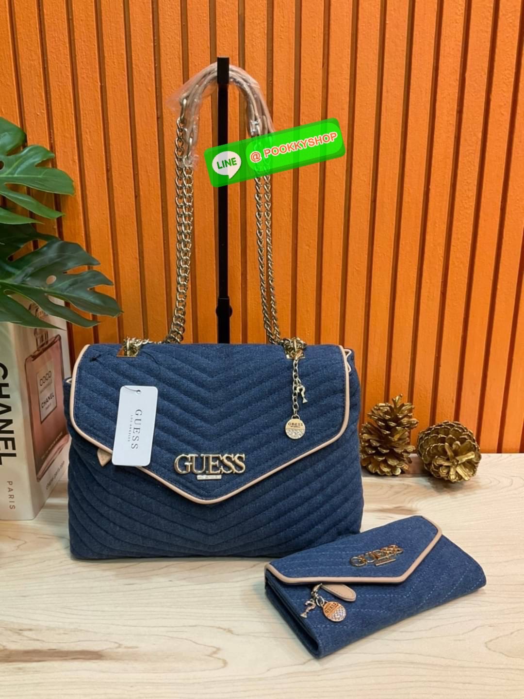 🚚 พร้อมส่ง 🚚 Guess Women’s Crossbody Bag Set สุดคุ้ม!!!! เซตสวยหรูดูแพง สวยจริงจริง ช้าหมด ราคานี้หาที่ไหนได้!! กระเป๋าสะพาย+กระเป๋าสตางค์ใบยาว มาพร้อมพวงกุญแจถอดออกได้ ด้านหน้าประดับโลโก้แบรนด์สวยโดดเด่น กระเป๋าสะพายไหล่ และสะพายข้าง cros