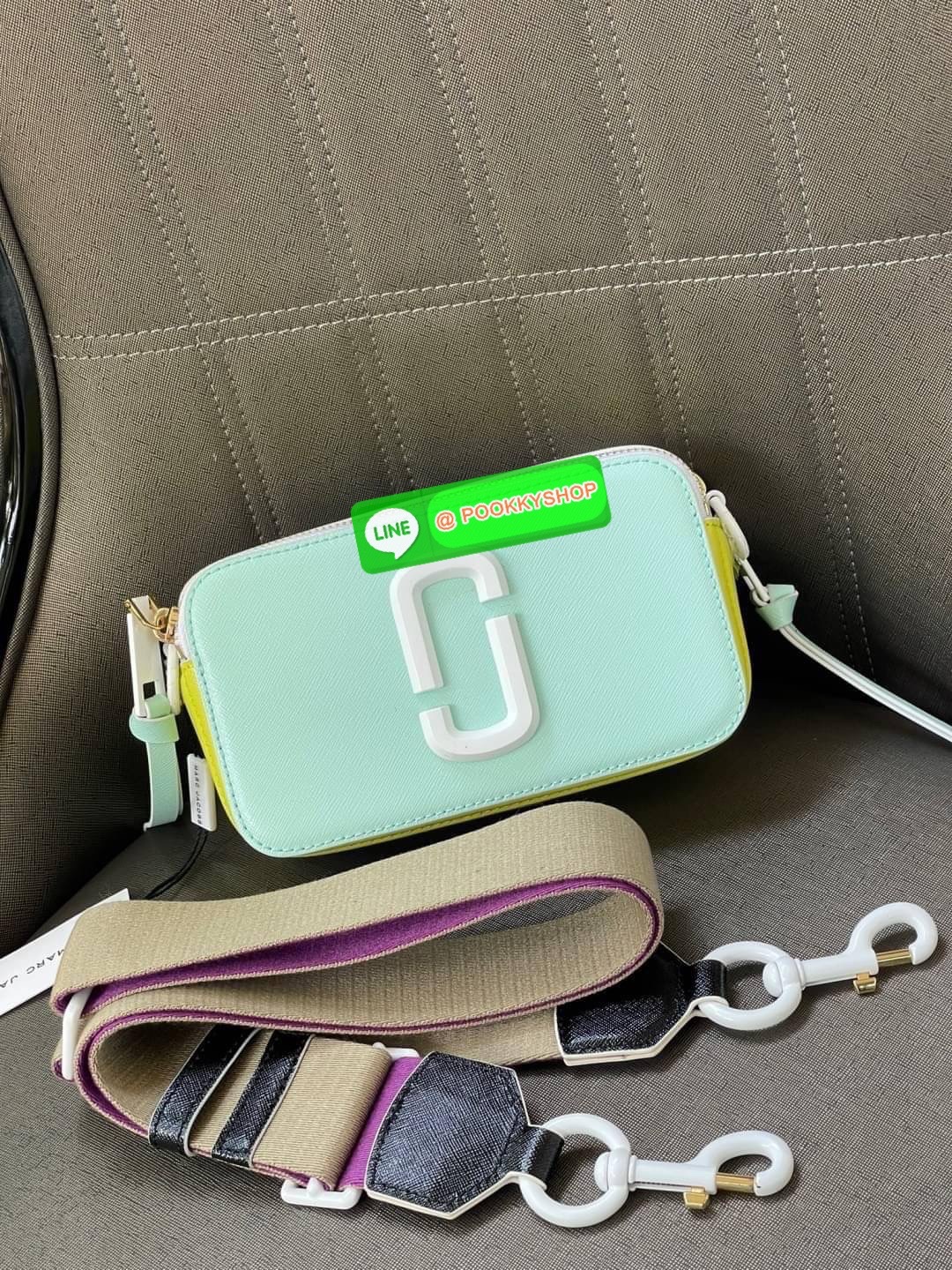 💕 Marc Jacobs Snapshot Bag กระเป๋าแบรนด์ดังจากสัญชาติอเมริกัน นับได้ว่ารุ่นนี้เป็นรุ่นทรงฮิตของ marc jacobs เลยทีเดียว โดยด้านหน้ากระเป๋าจะเป็นโลโก้แบบโลหะที่เป็นสัญลักษณ์ของแบรนด์นี้ มาพร้อมสายสะพายที่จะสะพายยังไงก็ดูโดดเด่น เพราะขนาดใหญ่ที่สกรีน