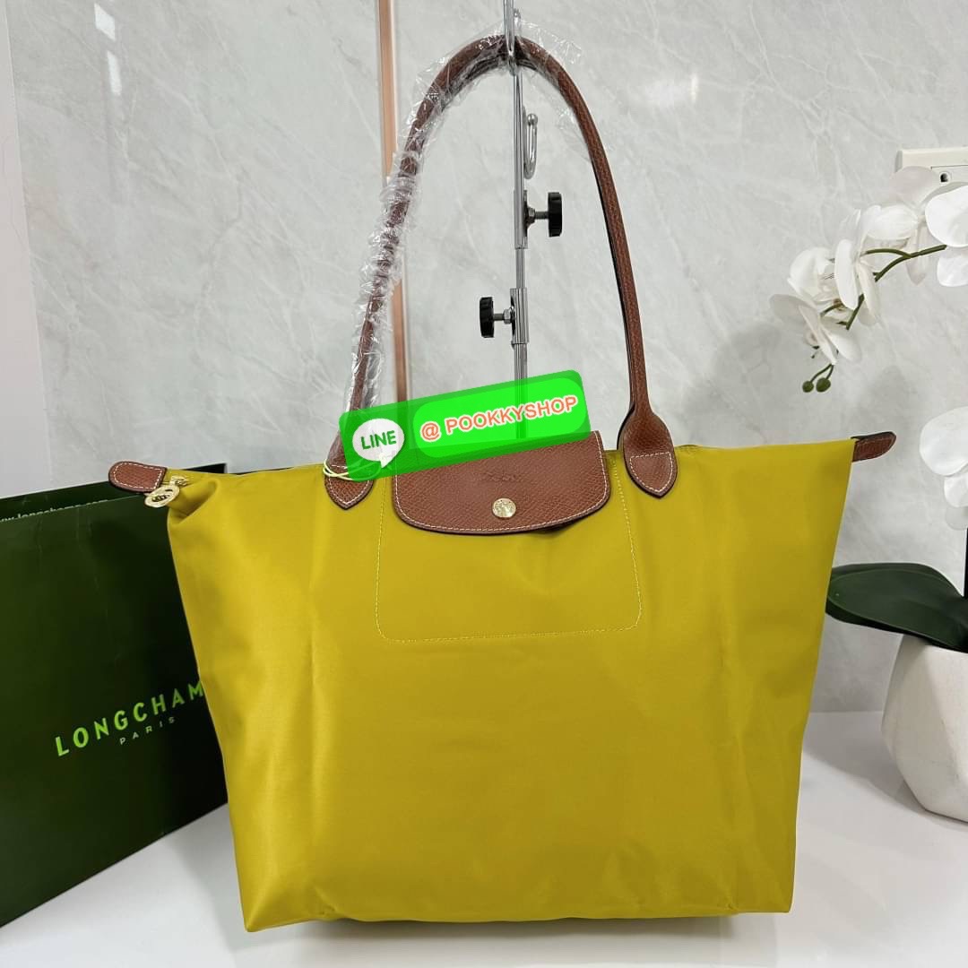 LONHGCHAMP LE PLIAGE ORIGINAL L TOTE BAG 🔖กระเป๋าสะพายไหล่ Le pliage ใบใหญ่ เรียบง่ายจุของได้เยอะ สามารถเก็บเอกสารหรือแล็ปท็อปได้คะ 🔖วัสดุ:ไนลอนเคลือบ 🔖เปิด-ปิดด้วยซิป ภายในกว้าง มีช่องลับแยกคะ 🔖สามารถพับเก็บได้พกพาสะดวกคะ