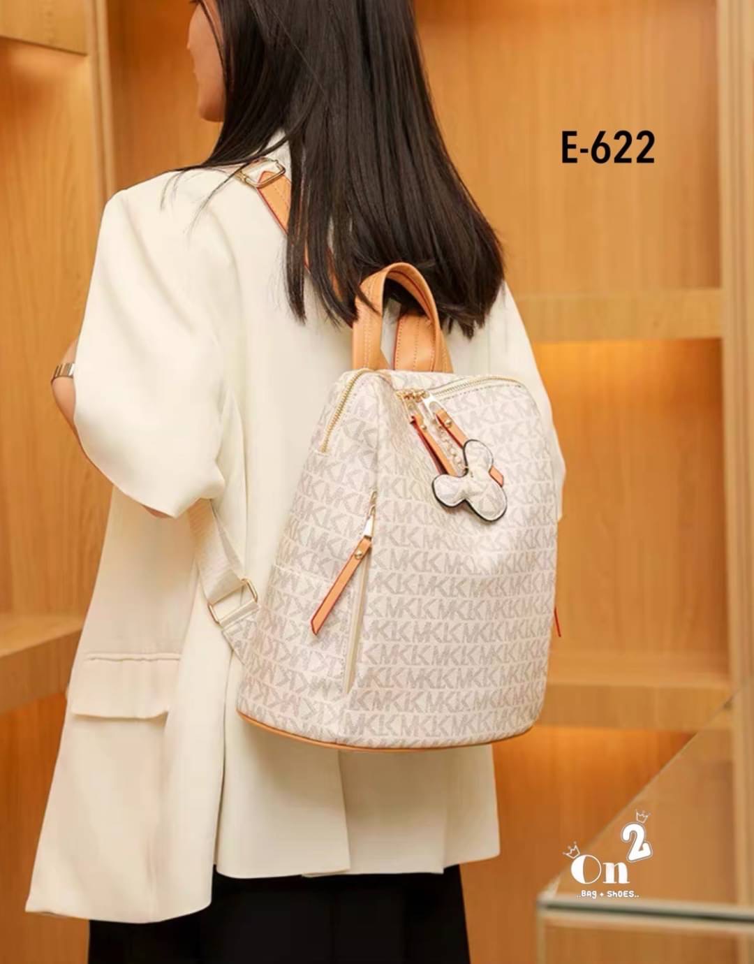 กระเป๋าสะพายเป้แฟชั่นมาใหม่ งานสไตล์แบรนด์ งานซิป ขนาดกำลังดีน่าใช้มากค่ะ พร้อมส่ง 2 สีค่ะ