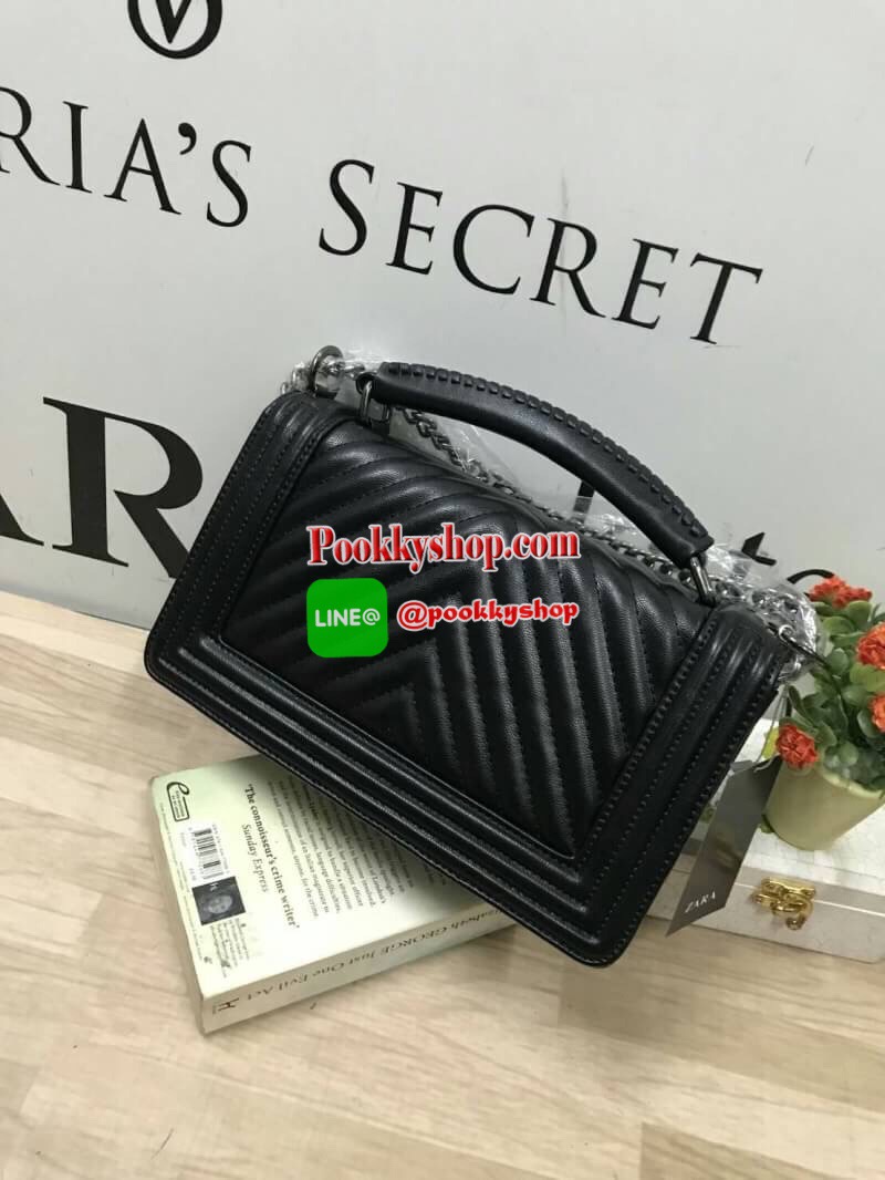 ZARA (Basic) shoulder bag :รีออเดอร์รุ่นขายดีฝุด กระเป๋าทรง Look like chanel ทรงกล่อง ตั้งอยู่ทรง ตัวกระเป๋าหนัง PU สวยเงา สายสะพายโซ่ต่อหนัง ความยาว 120cm ปรับได้3ระดับ ด้านหน้าแต่งขอบโซ่ถักหนัง เย็บลายแทยงทั้งหน้าและหลัง ภายในมีช่องใหญ่และช่องซิป2ช่อง ม