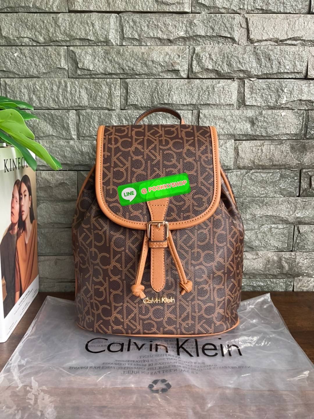 Calvin Klein Monogram Backpack Must Have!! 💕เป็นอีกหนึ่งรุ่นของมันต้องมี สวยหรูดูแพงมาก สำหรับรุ่นนี้ และมีฟังชั่นช่องการใช้งานที่น่าใช้ที่สุด!!! 💕 กระเป๋าสะพายเป้รุ่นใหม่ชนช้อป รุ่นยอดนิยม วัสดุ PVC คุณภาพดี หนังนิ่มสวย ฐานกระเป๋าแข็ง ตั้