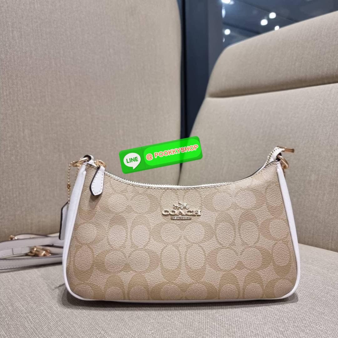 COACH CA548 TERI SHOULDER BAG IN SIGNATURE CANVAS คอลเลคชั่นใหม่ล่าสุด ที่สาวๆรอคอย กระเป๋าสะพายไหล่กึ่งทรงพอช พร้อมเสิร์ฟความสวยถึงบ้านไปเลยก่อนใคร แบบไม่ต้องพรีฯ ด้วยดีไซน์คลาสสิคที่แอบแฝงความเรียบหรู มาพร้อมสายสะพาย 2 เส้น เป็นสายโซ่คล้องแขนและสายสะพาย