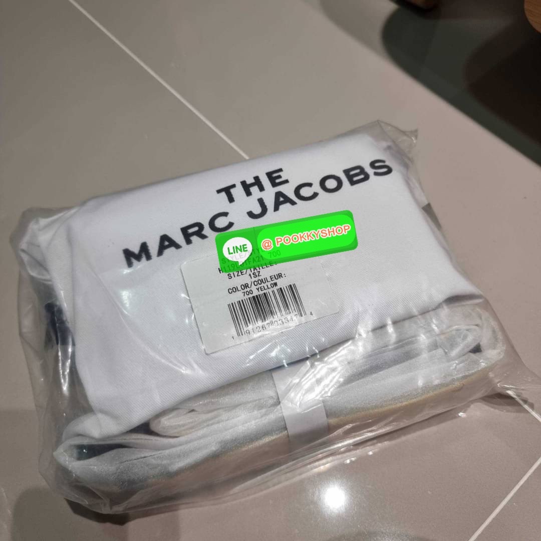 PEANUTS × MARC JACOBS THE SNAPSHOT CROSSBODY BAG คอลเลคชั่นแสนคิวท์ ที่ยกขบวนเหล่าซุปตาร์การ์ตูนมาให้แบบจัดเต็ม กับไอเท็มยอดฮิตที่โดดเด่นเป็นเอกลักษณ์ กระเป๋าสะพายข้างสุดปัง ดีไซน์ลายพรินท์แก๊งค์การ์ตูนสุดฮอต เรียกได้ว่าไม่ซ้ำใคร!! วัสดุหนังวัว สวยอยู่ทรง