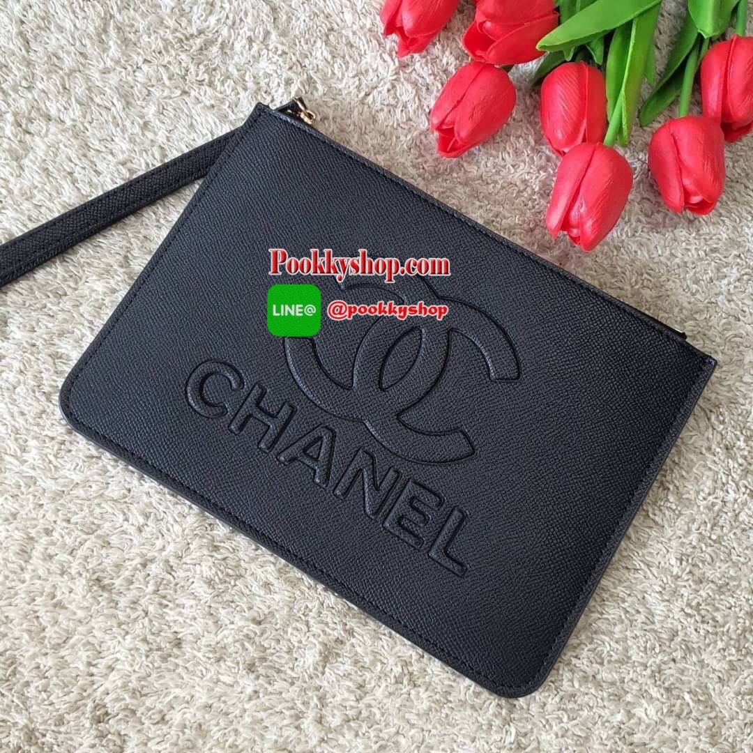 NEW ARRIVAL!! กระเป๋าคลัทช์&คล้องมือ ทรงหรู จากงาน CHANEL VIP GIFT(GIFT WITH PURCHASE) จากเคาเตอร์ต่างประเทศ จากแบรนด์ CHANEL ลายหนัง SAFFIANO ของแท้ 100% ด้านหน้าปั้มหนังลายโลโก้ เปิดปิดด้วยซิป อะไหล่ทอง ด้านในปั้ม MADE IN ITALY ด้านหนึ่งเป็นช่องซิปใส่ขอ