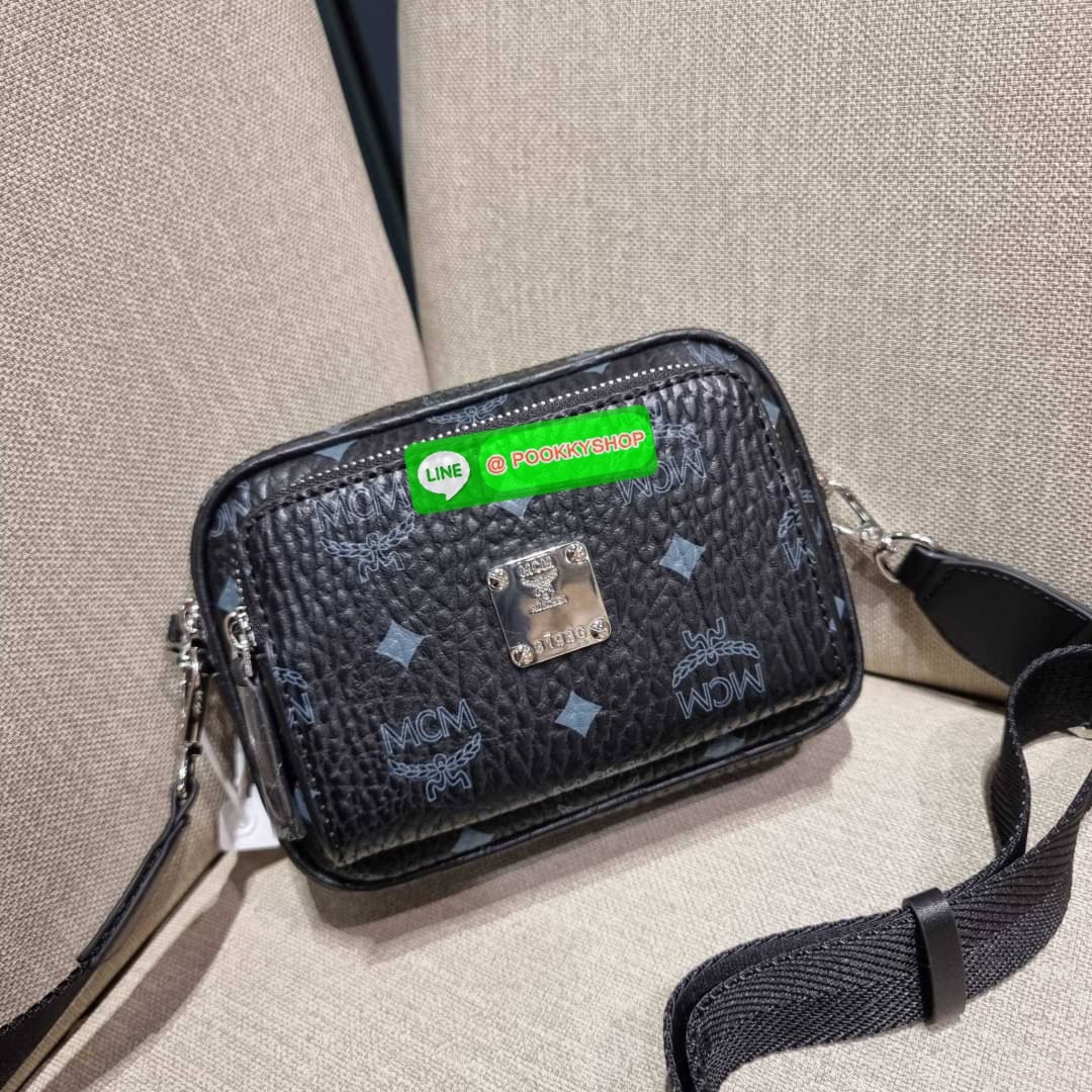 MCM X-MINI KLASSIK CROSSBODY BAG IN VISETOS รุ่นยูนิเซ็กส์มาแล้วจ้า!! ไซส์นี้ใช้ได้ทั้งหนุ่มๆสาวๆไปเลย กระเป๋าสะพายข้างทรงครอสบอดี้ ใบเล็กขนาดกะทัดรัด วัสดุหนังแคนวาสคุณภาพดี มีช่องหลัก 2 ช่อง ภายในมีช่องย่อยให้ 1 ช่อง มาพร้อมสายสะพายสปอร์ตที่ดีไซน์หรูไม่
