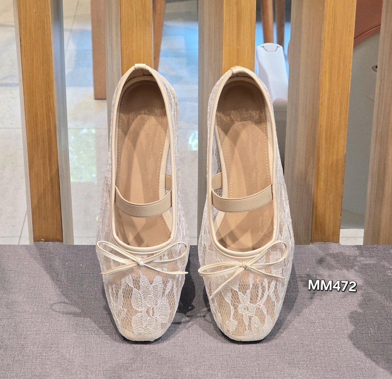 แบบใหม่ มาแล้วค่ะ พร้อมเสริฟพร้อมส่งคร่าาา รองเท้าแฟรช style valentino ผ้าลูกไม้ น่ารัก มากๆ สวยหวานสุดๆ สีพื้นเรียบหรู พื้นยางกันลื่น หนังนิ่มมากๆ เก๋ๆ สวยมากๆ ใส่เที่ยว ใส่ทำงานได้สบายๆคร่าา