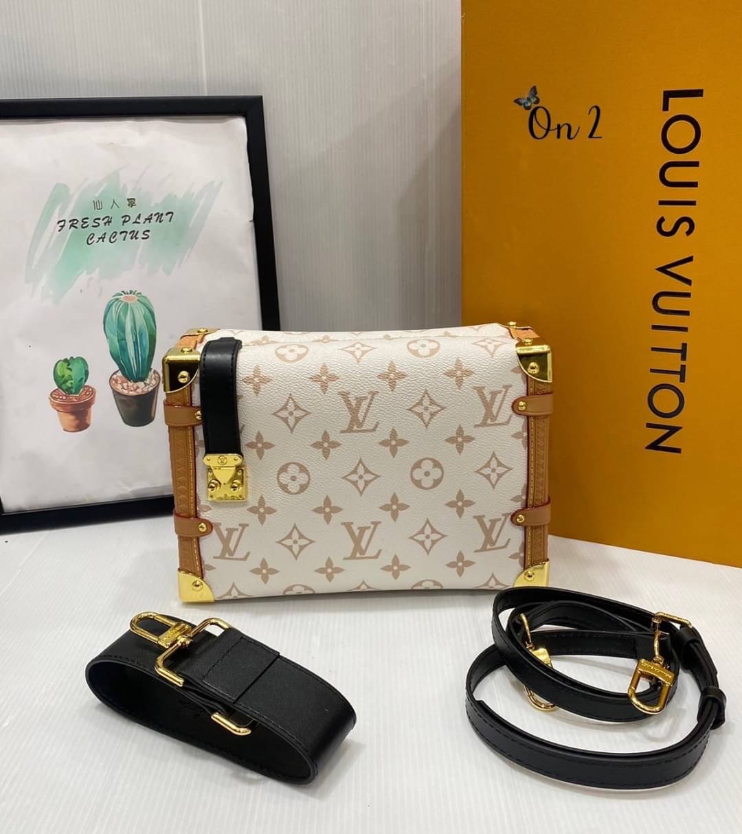 Louis Vuitton กระเป๋ารุ่น Side Trunk MM คอลเล็คชั่น Cruise 24 นำเสนอ Monogram แคนวาสสุดไอคอนิกของหลุยส์ดีไซน์ใหม่ สีเบจ Dune อันอ่อนหวานเปี่ยมด้วยพลังซึ่งได้แรงบันดาลใจจากเม็ดทราย แต่งขอบสีดำและน้ำตาลประดับมุมกระเป๋าสีทองและตัวล็อกแบบ S lock เงางาม แอคเซส