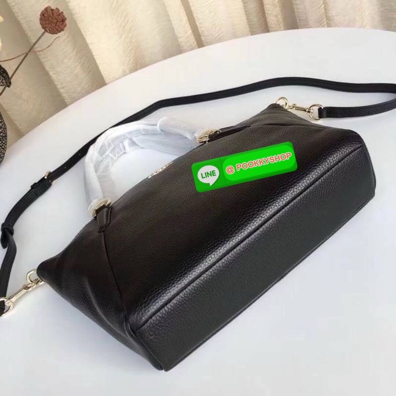 Coach F36675 Pebble Leather Satchel สีแดงหรูหรา | หนังแท้ | ทรงซิปบน | ใบใหญ่จุใจ❤️ สะดุดตาทุกมุมมองกับ Coach F36675 ใบใหญ่ทรงซิปบนที่ใช้งานได้ทุกวัน หนังแท้สัมผัสนุ่ม สีแดงหรูโดดเด่น ตัดกับฮาร์ดแวร์ทองอย่างลงตัว ใส่ของได้จุใจ ทั้งกระเป๋าสตางค์ มือ