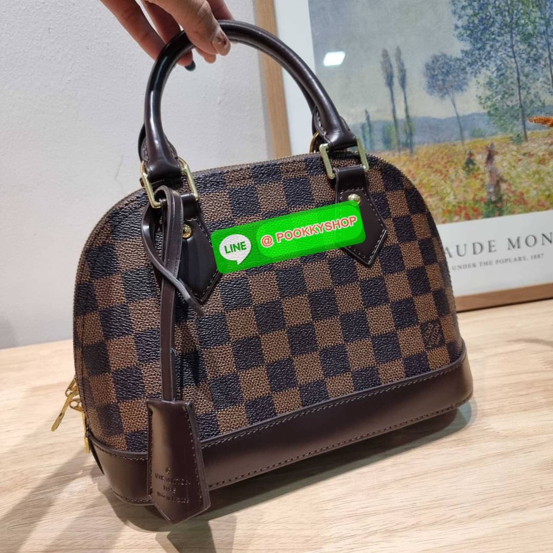 HOT ITEM!! LV Alma bag กระเป๋าทรงโดมสุดฮิต ที่สาวๆตามหา สวยสะพายขับผิว อัพลุคไฮน์ที่สุด ขนาดกำลังดี วัสดุหนังแคนวาส สลับหนัง cowhide เรียบ ดูหรู หูจับในตัวทำให้ใช้งานได้สะดวก และมีสายครอสสะพายข้างให้ เปิด-ปิดด้วยซิป มีกุญแจล็อคได้ ภายในโล่งกว้าง ใส่ของสำค