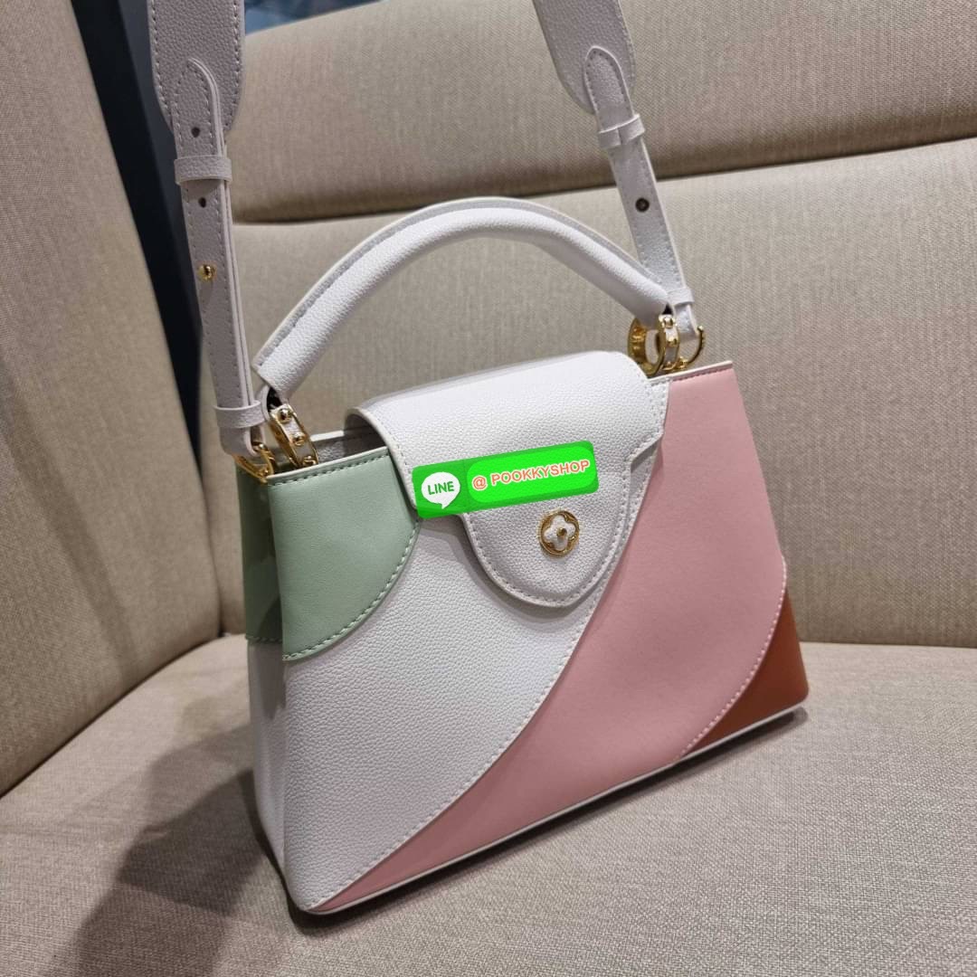 NEW IN!! LV capucines top handle วีไอพีพรีเมี่ยมกิ๊ฟจากเคาน์เตอร์ ที่สุดของความสวยในราคาเบาๆ กระเป๋าถือสุดหรู ดีไซน์ทรงคลาสสิค พร้อมลวดลายหรูหรา มาพร้อมหูจับในตัว ด้วยรูปทรงวินเทจและวัสดุหนังแท้ ขับผิว ทำให้ไอเท็มนี้สะกดทุกสายตาจริงๆ และยังมีลูกเล่นที่ฝาป