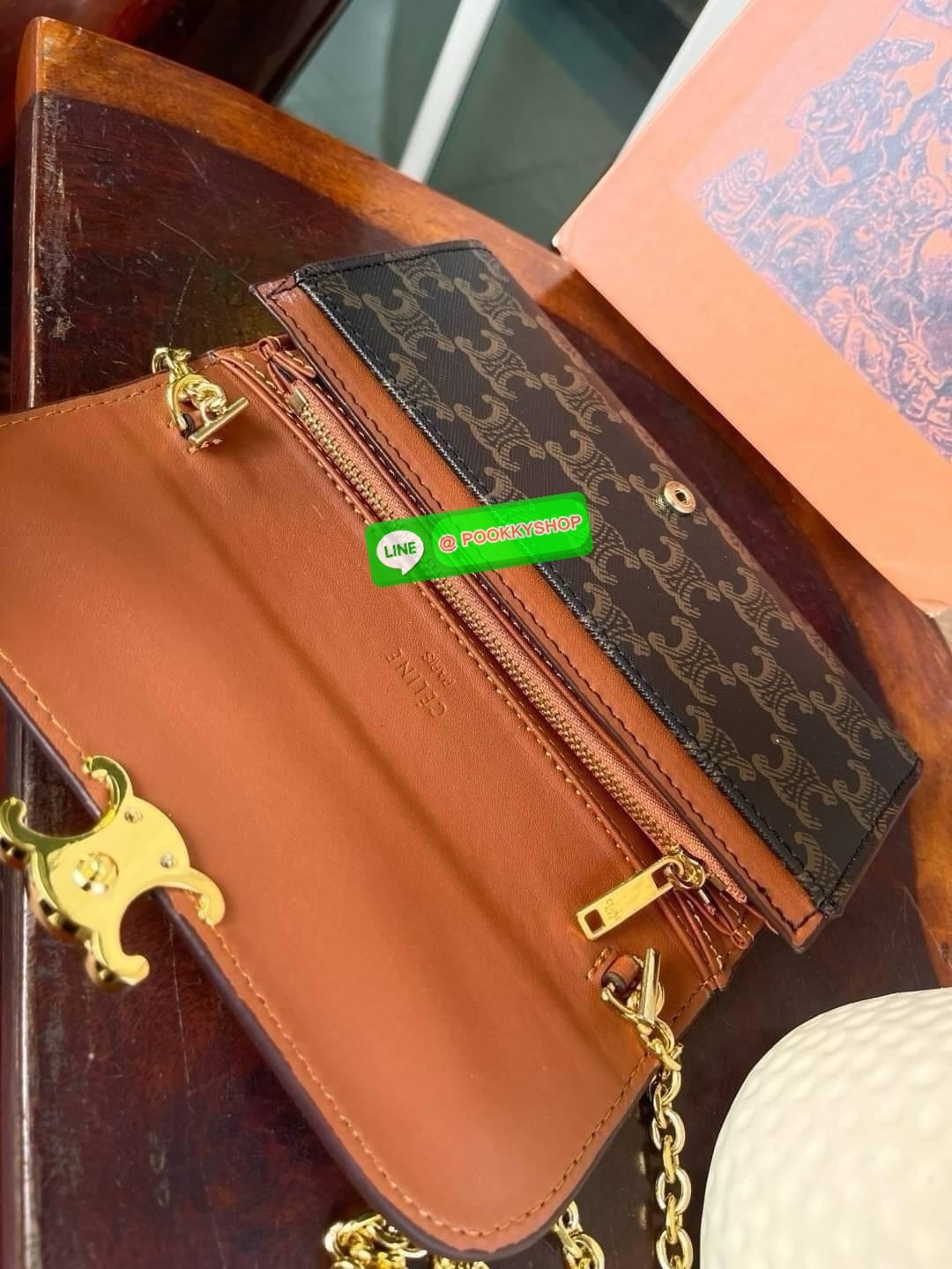 CELINE INSPIRED 2IN1 LONG WALLET ใครมีของที่ต้องจัดเก็บในปริมาณมาก จะต้องถูกใจกระเป๋าสตางค์ผู้หญิงใบนี้แน่นอน เนื่องจากมีช่องแยกย่อยสำหรับใส่ธนบัตร เหรียญ และบัตร รวมแล้วกว่า 10 ช่อง ให้คุณจัดเก็บของต่าง ๆ ได้เป็นสัดส่วน นอกจากนี้ ยังมีช่องใส่ของเบ็ดเตล็ด