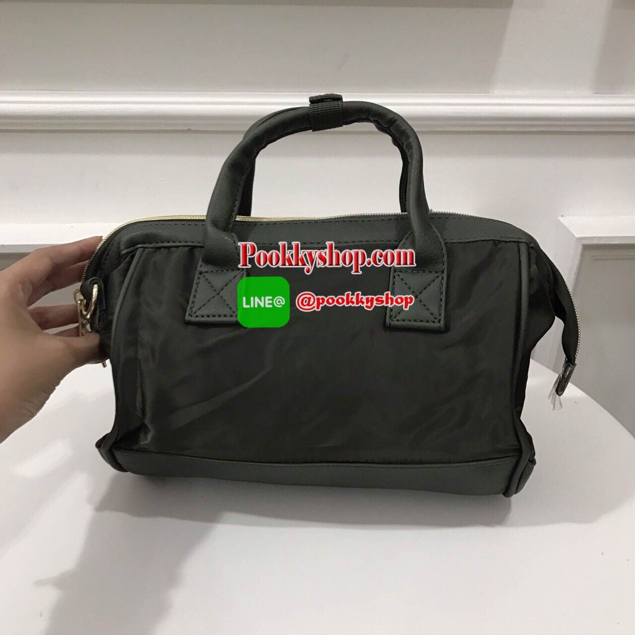 พร้อมส่ง 💁 Anello Boston Bag PU nylon รุ่นสุดฮิตแห่งปี Anello Boston Bag ใหม่ล่าสุด รุ่น PU หนังนิ่มสวย ผสมกับผ้าไนล่อน ลงตัวมากๆค่ะ ทรงนี้ฮิตอยู่แล้วพอมีรุ่นหนังนี้ออกมา รับรองว่าต้องฮิตมากๆค่ะ ทรงสี่เหลี่ยม ใบขนาดกลางกำลังดี มาพร้อมสายสะพายยาวที