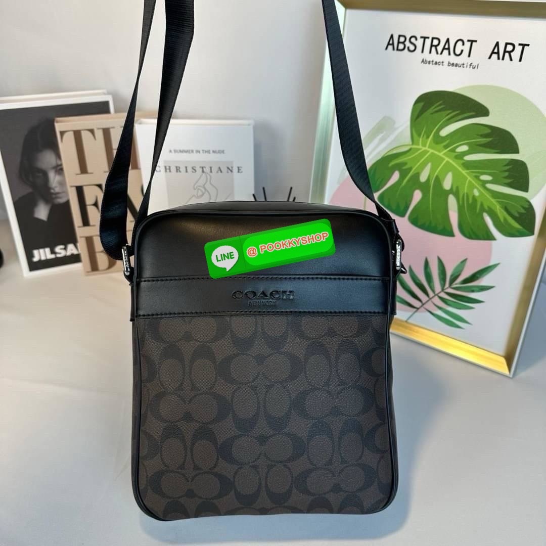 กระเป๋า Coach CHARCOAL/BLACK (COACH F54788) กระเป๋าสะพายซิกเนเจอร์เคลือบ PVC พร้อมขอบหนังปิดด้วยซิป ซับในผ้าด้านนอก: กระเป๋าแบบเปิดด้านหน้าหนึ่งช่องและกระเป๋าแบบเปิดด้านหลังหนึ่งช่อง ด้านในมีซิปและกระเป๋าเอนกประสงค์ สายปรับได้สำหรับสะพายไหล่หรือสะพายข้าง