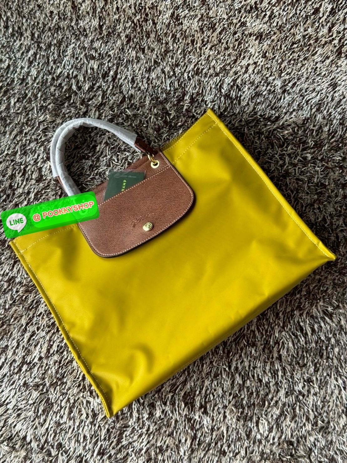 LONGCHAMP Cabas Tote bag L กระเป๋าโท้ทขนาดใหญ่ใช้ในชีวิตประจำได้หลายรูปแบบ ช่วยเพิ่มบุคลิกด้วยความสง่างาม มีกระดุมสแน็ปที่ปากกระเป๋า วัสดุไนลอนอันเป็นเอกลักษณ์ที่มีความยืดหยุ่นและน้ําหนักเบา