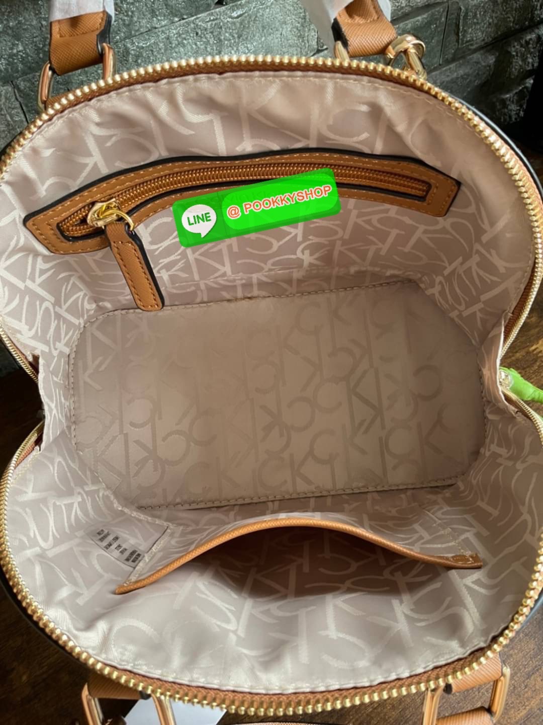 🚚 พร้อมส่ง 🚚 New arrival !! Calvin Klein Dome Mini Bag ( ขนาด 10” ) 💋สวยเก๋ ก่อนใครแน่นอนค่ะ ตามคำเรียกร้อง สวยหรูดูดีมาก สีสวยน่ารัก กระเป๋าสะพายแบบครอสบอดี้ ขนาดมินิ เป็นรุ่นที่ได้รับความนิยม แข็งแรงทนทาน จึงครองใจใครหลายคน วัสดุ