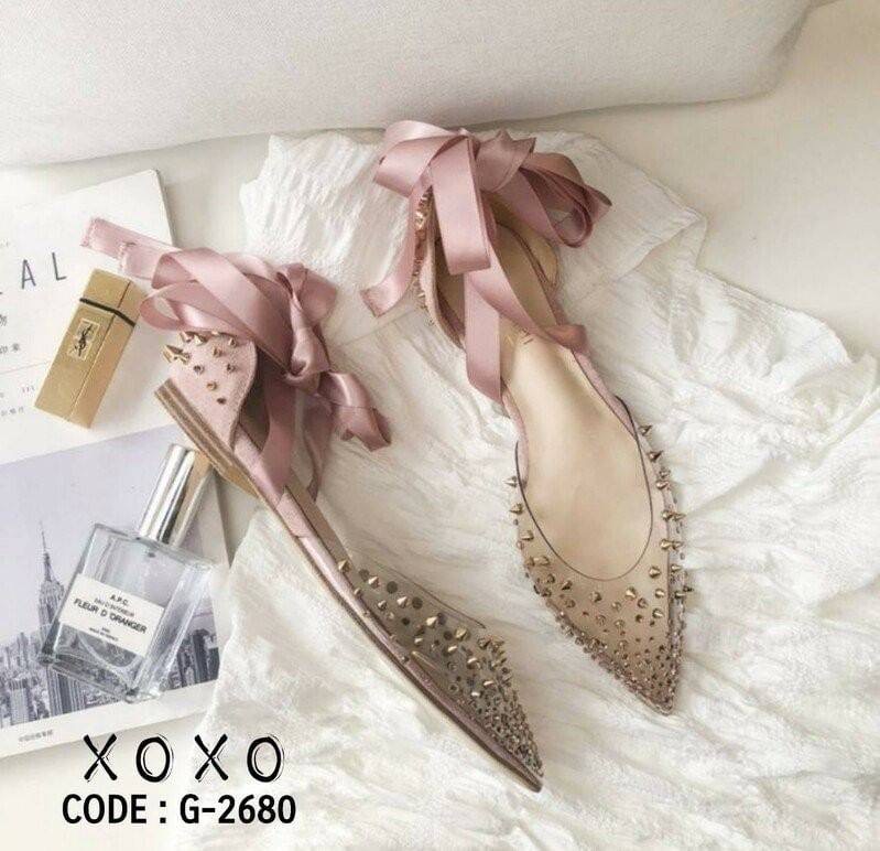 สินค้าพร้อมส่ง คัชชู สวม หน้าวี ใส่แล้วขาดูเรียวยาว มีมิติ สวมใส่ง่าย วัสดุพลาสติกอย่างดี นุ่ม แต่งหมุดหนาม สวยงามตามภาพ เก๋ๆ กับริบบิ้นไว้ใส่ผูกข้อเท้า