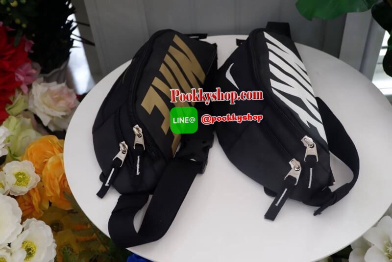 Brand : Nike กระเป๋าคาดเอว สะพายข้างใบใหญ่ เก็บของได้เยอะ ภายนอกมี2 ซิป ภายใน มีซิปเล็กไว้เก็บของ สายสะพายปรับได้ ใส่ได้ทั้งผู้หญิง และ ผู้ชาย