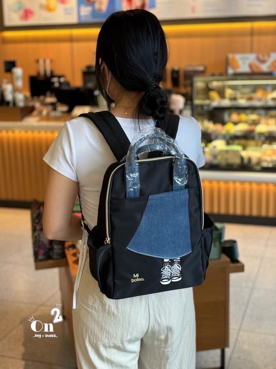 Backpack Miss Zapatos brand วัสดุตัวกระเป๋าทำจากผ้ากันน้ำอย่างดี water proof อะหลั่ยสีทอง กระเป๋าเป็นปากซิป ด้านข้างมีช่องใส่ของทั้ง 2 ด้าน