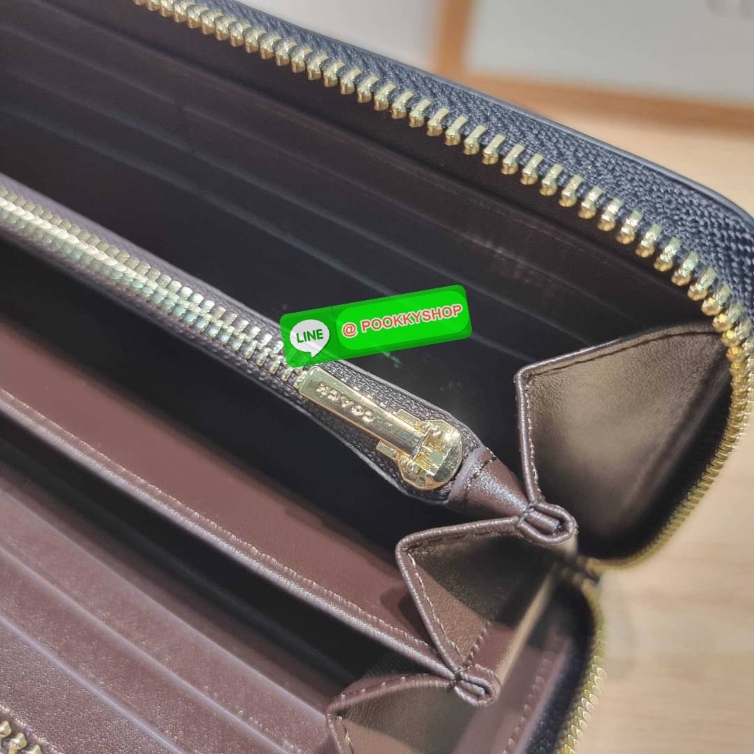 COACH CF521 LONG ZIP AROUND WALLET WITH SIGNATURE MONOGRAM 🔆 Details กระเป๋าสตางค์ใบยาว คอลเลคชั่นใหม่ กับดีไซน์ใหม่ ฉีกกฏทุกการดีไซน์ ด้วยลวดลายโมโนแกรมรอบใบโดดเด่น สะดวกใช้งานด้วยสายคล้องมือที่สามารถถอดออกได้ พกพกง่ายที่สุด รูดใช้งานด้วยซิปรอบใบ