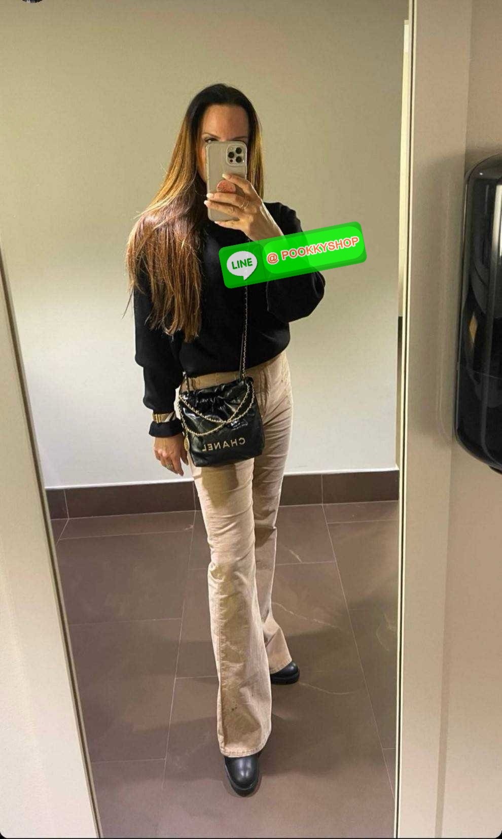 Chanel 22 mini bag 🔆 Details เกินต้านที่สุดกับไอเท็มนี้ ที่สาวๆหรือใครๆก็ต้องมีแล้ว!! มาในไซส์มินิ น่ารักจริงจัง!! แค่เห็นก็หลงรัก กับกระเป๋าสะพาย ดีไซน์เรียบแต่มีความหรูแอบซ่อนอยู่ ด้วยความโดดเด่นจากสายสะพายโซ่สีทอง และเหรียญโลโก้ เพิ่มความแพงไปอ