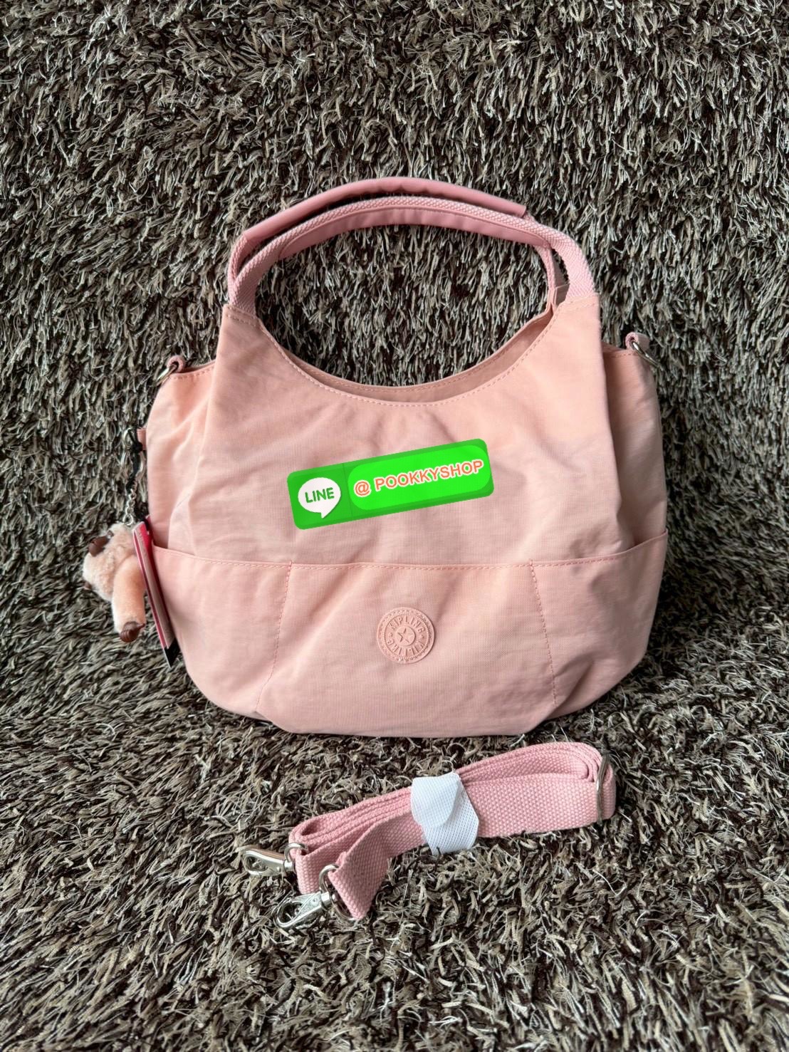 💕Kipling Aliana Shoulder Bag เป็นกระเป๋าสะพายไหล่ดีไซน์เรียบหรูที่ลงตัวทั้งสไตล์และการใช้งาน มาพร้อมช่องหลักปิดเปิดด้วยกระดุมแม่เหล็ก ช่องด้านในมีช่องแยกใช้การใช้งานหลายช่องอย่างชัดเจน รวมทั้งยังมีช่องที่ซ่อนอยู่ภายนอก มาพร้อมสายสะพายปรับฟรีไซส์ เ