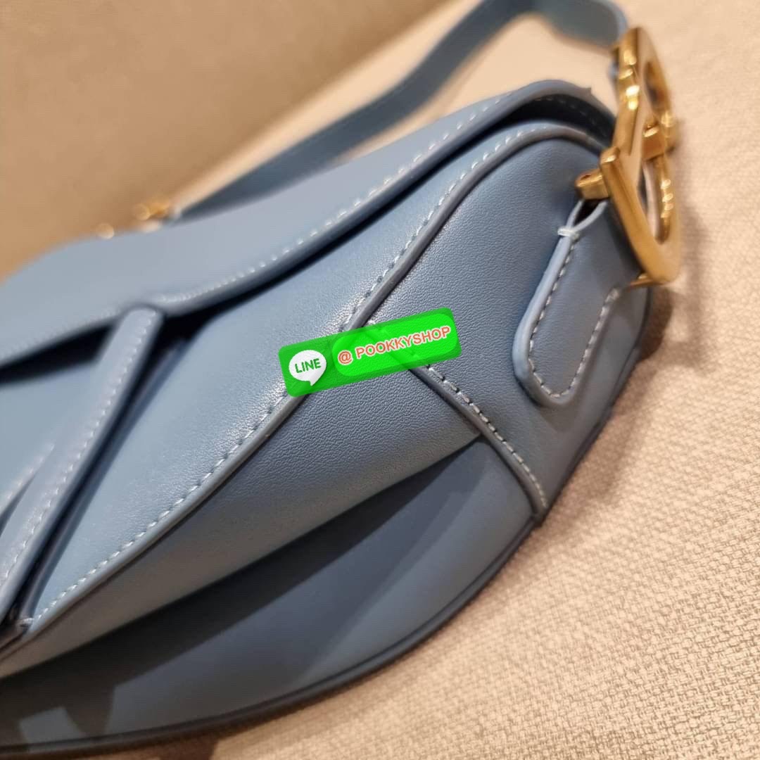 CD SADDLE BAG CALFSKIN กระเป๋าสะพายข้างพรีเมี่ยมกิ๊ฟ ทรงสวยไม่ซ้ำใคร กิมมิคในตัว ดูแพง ไซส์ใหญ่ ดีไซน์ย้อนยุค เป็นเอกลักษณ์สวยทุกแบบ เปิด-ปิดด้วยกระดุมแม่เหล็กซ่อน ใช้งานง่ายมากๆ ภายในเป็นช่องโล่ง มีช่องซิป วัสดุหนังลูกวัวฟอกสี ใส่ของสำคัญได้เลย หมดห่วง ม