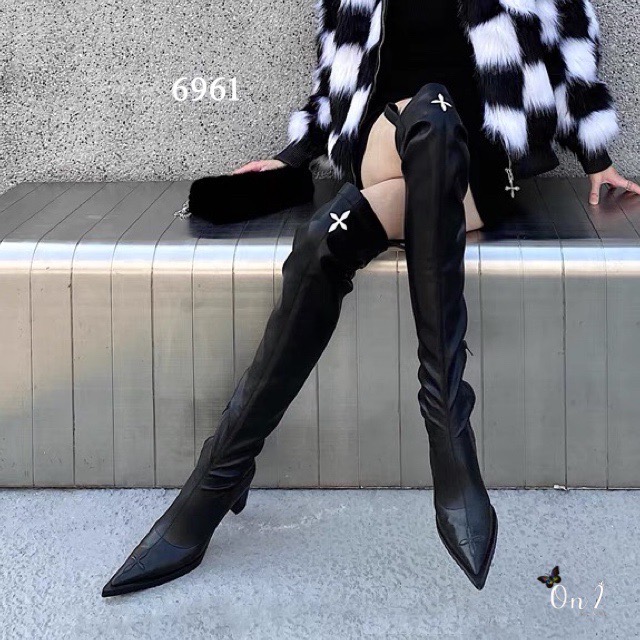 รองเท้าบูทข้อสูง ลุคสนามบิน ซีซั่นนี้คือของที่ต้องมีค่าาหนังนิ่มการตัดเย็บเนียบ ใส่ง่ายการดีไซน์ทรงส้นสูงดูเก๋ งานดีมากกันน้ำ กันฝน ใส่เดินลุยหิมะ ใส่เช็คอินที่เที่ยวสวยๆเริ่ดมาก สาวสายแฟต้องไม่พลาดจ้า