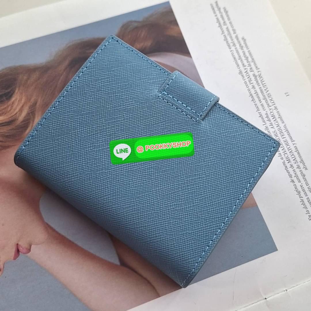 พร้อมส่งรุ่นใหม่♡♡ กับ กระเป๋าสตางค์แบบพับใบสั้น ทรงแบนน่ารัก น้ำหนักเบา จากแบรนด์ Prada ด้านหน้ามีโลโก้แบรนด์ อะไหล่สีทองหรู เปิดปิดด้วยกระดุม ด้านในมีช่องใส่บัตร3ใบ ช่องกระดุมเก็บเหรียญ+ธนบัตรแบบพับ จะมอบเป็นของขวัญหรือใช้เอง ก็ดีงามสุดๆเล