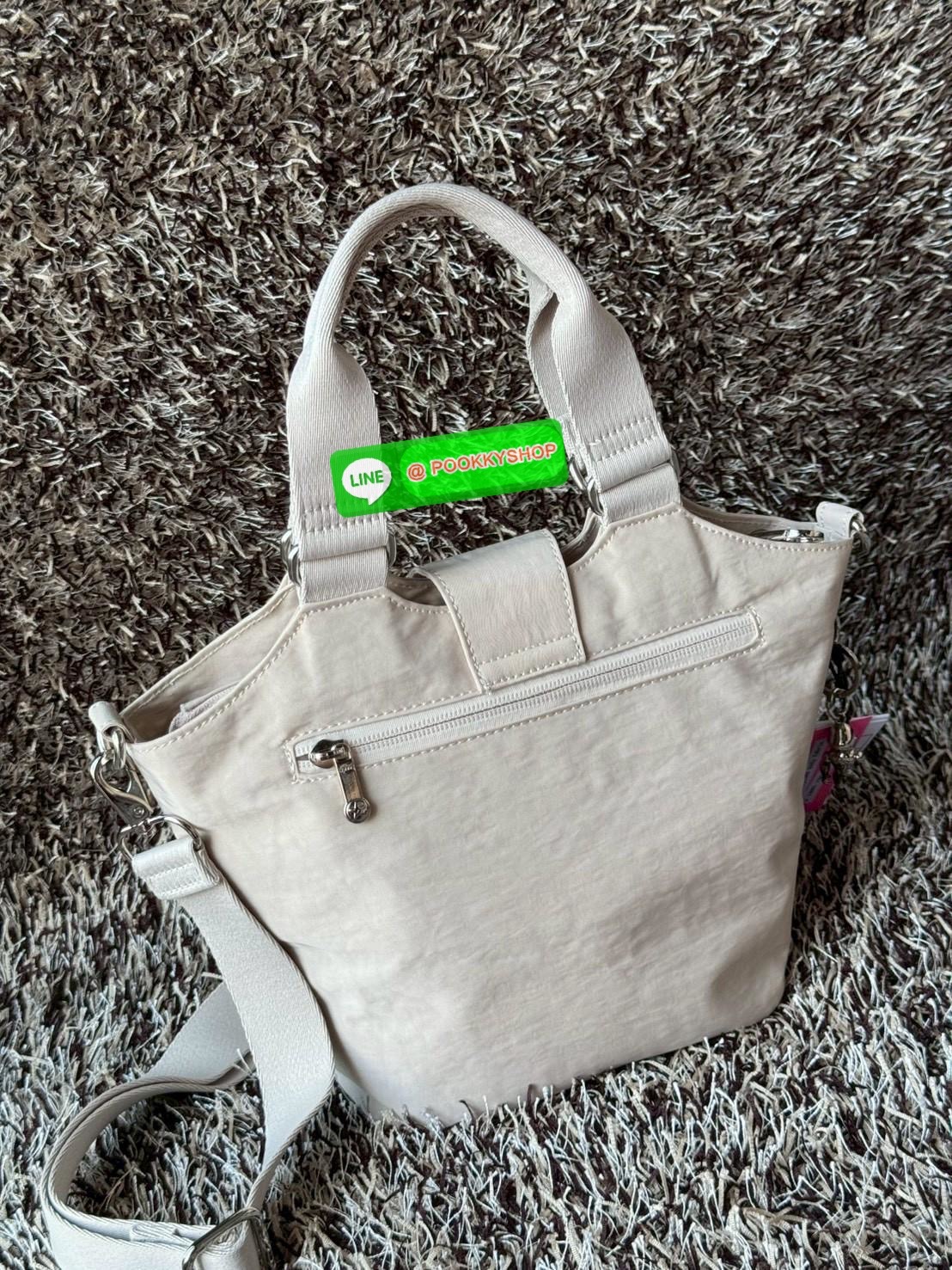 Kipling RECICELY S กระเป๋าสะพายข้างขนาดเล็กของ Kipling Recicely รุ่นนี้เหมาะอย่างยิ่งสําหรับการสวมใส่ในชีวิตประจําวันด้วยกระเป๋าซิปด้านในและกระเป๋าซิปด้านหลัง นอกจากนี้ยังมีสายปรับได้และถอดออกได้ ดังนั้นคุณสามารถ ใช้งานได้หลายรูปแบบ มีDetail โลโก้ ด้านหน้