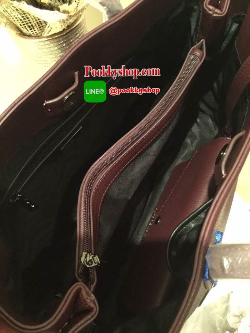 VERSACE JEANS TOTE BAG(VJ) กระเป๋าสะพายจากแบรนด์ดัง วัสดุ PU คุณภาพดี นิ่ม ด้านหน้าตกแต่งด้วยโลโก้แบรนด์สวยโดดเด่น ด้านในโล่งกว้าง มีช่องซิปและช่องใส่ของหลายช่อง ซับในลายแบรนด์ รุ่นนี้มาพร้อมกระเป๋าใบเล็กสำหรับใส่ของจุกจิกอีก1ใบ แยกใช้ได้ สาวๆที่ชอบใบใหญ่
