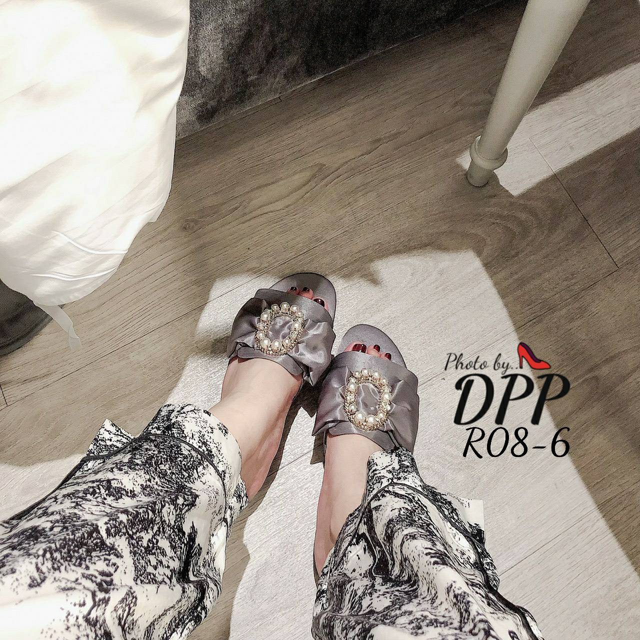 R08-6 พร้อมส่ง Roger vivier sandal 2019 งานใหม่ล่าสุดชนshop ไปเลยจ้า สวยตาแตก ทั้งเพชรทั้งมุข มาเต็มขนาดนี้ รีบจัดเลยน๊า งานผ้าซิน ส้นแบน ทรงสวม สวยม๊ากกกกกก