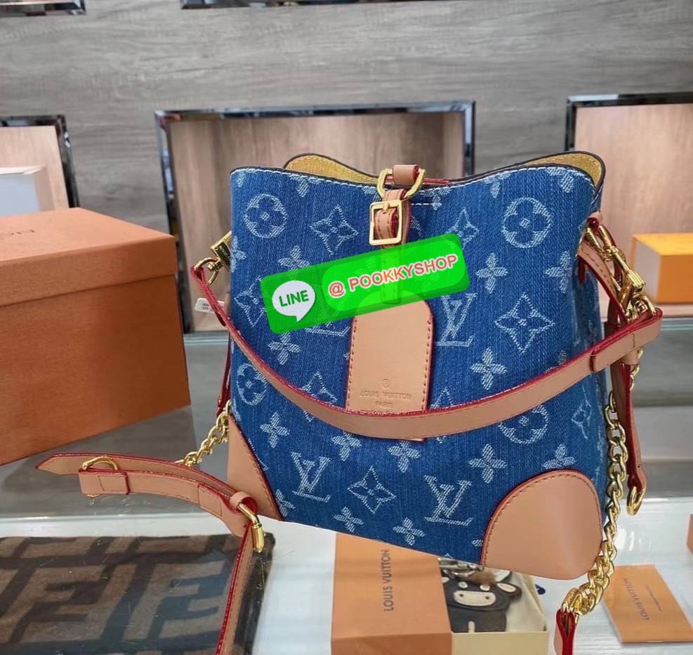 LV Vintage Denim Bag 8” Description: กระเป๋าวินเทจที่ทำจากผ้าเดนิมลวดลายโมโนแกรม ที่จับ ฐาน สายสะพาย กระเป๋าทำจากหนัง Calfskin และตกแต่งด้วยอะไหล่ทอง เปิดปิดด้วยสายคาดด้านหน้า ด้านในบุด้วยผ้า Marigold Alcantara เป็นช่องขนาดใหญ่ มีพื้นที่สำหรับใส่ของใช้จำเ