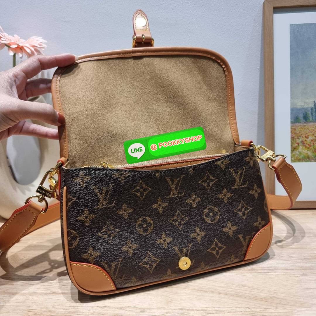 LV DIANE BAG ใหม่กับรุ่นที่ทำมาจำนวนจำกัด ดีไซน์ต้อนรับอากาศเย็นๆช่วงส่งท้ายปี กับกระเป๋าสะพายทรงสวย ดีไซน์คลาสสิคซ่อนความหรู ด้วยการตกแต่งขนฟูนุ่ม วัสดุหนังแคนวาสตัดสลับหนังแท้ เปิด-ปิดกระเป๋าด้วยกระดุมแม่เหล็ก ภายในเป็นช่องโล่ง ใส่ของสำคัญได้ครบ สายสะพา
