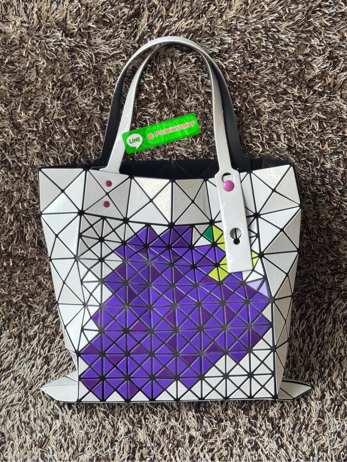 Baobao issey miyake Fruit กระเป๋าโท้ทซีรีย์รุ่นนี้มีลวดลายผลไม้น่ารัก ชิ้นส่วนตรงกลางถูกแทนที่ด้วยชิ้นส่วนต่างๆ ทําให้เกิดลวดลายดูมีมิติ เป็นขนาดที่เหมาะกับเอกสาร A4 และแล็ปท็อปขนาด 13 นิ้ว นอกจากนี้ยังมีกระเป๋าซิปด้านในที่สะดวกสําหรับจัดเก็บสิ่งของมีค่า