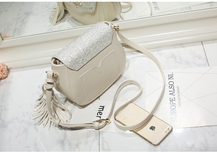 AXIXI กระเป๋าแฟชั่นสตรี รุ่น Tree Pearl สีขาว Off White กระเป๋าสะพายแฟชั่นทรง Saddle สุดน่ารัก เพิ่มความโดดเด่นให้กระเป๋าด้วย Daimond Dust สุดหรูหรา เพิ่มดีเทลให้กับกระเป๋าด้วยอุปกรณ์แต่งกระเป๋าลายต้นไม้สีทองประดับด้วยมุขดูสวยงาม ตัวกระเป๋าผลิตจากหนัง PU