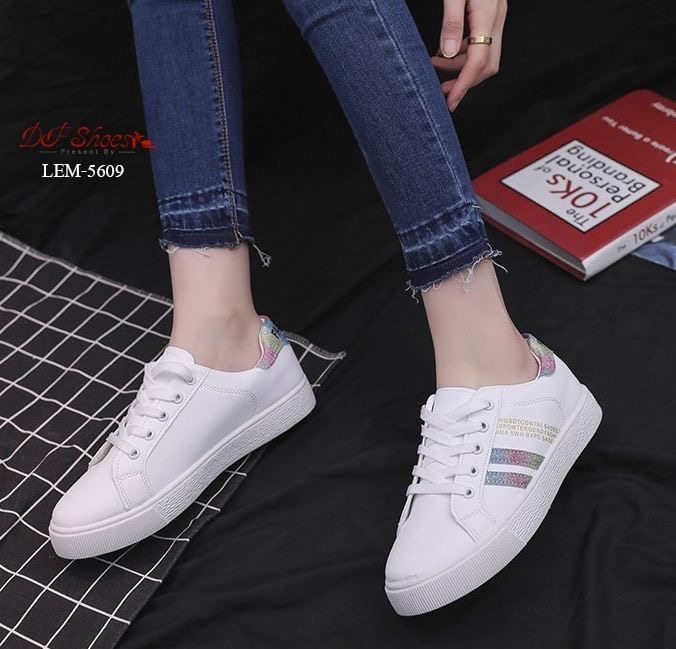 สินค้าพร้อมส่ง รองเท้าผ้าใบนำเข้า วัสดุผ้าหนัง PU ดีไซน์ด้านข้างตาดแถบเส้นกริตเตอร์ เล่นแสงเล็กน้อย แมทง่ายกับทุกชุดค่ะ